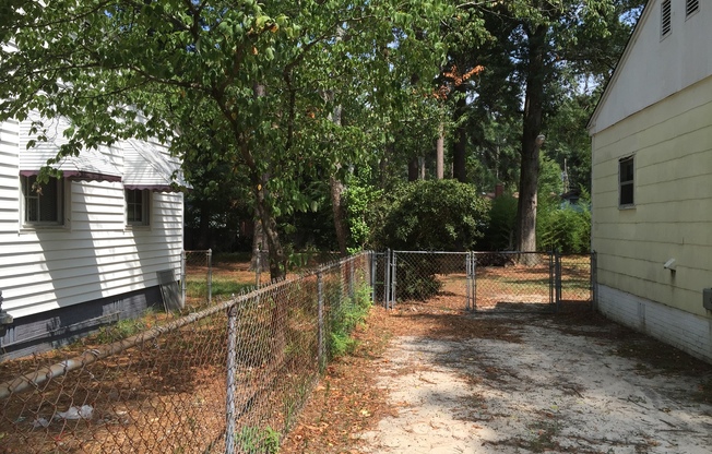 AFFORDABLE 2BEDROOM 1 BATH W/ SPACIOUS FENCED BACKYARD