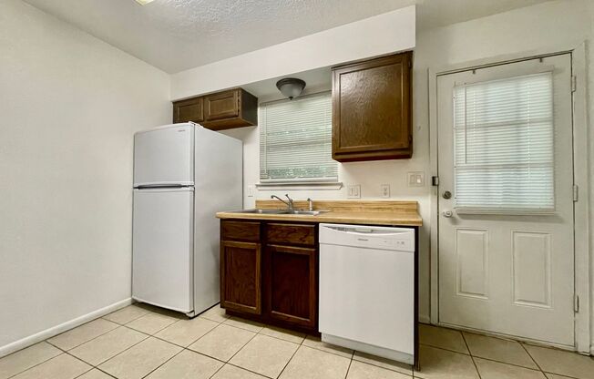 2 beds, 1 bath, 832 sqft, $1,050