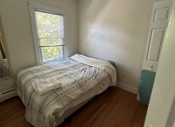 2 beds, 1 bath, $3,000, Unit 3