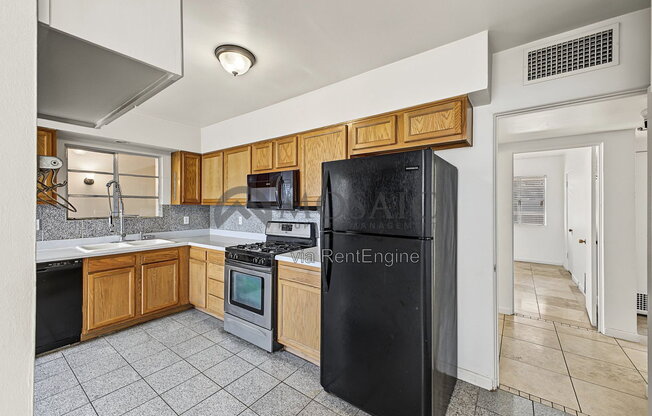3 beds, 2 baths, 1,553 sqft, $2,300