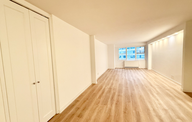 1 bed, 1.5 baths, $6,000, Unit 8A