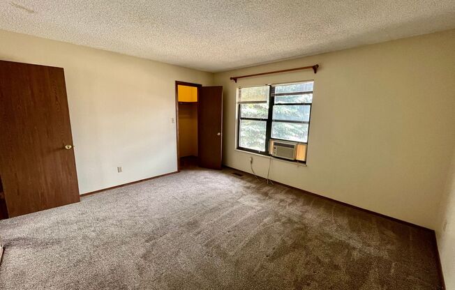 Beautiful West Side 2 Bedroom Condo w/ Views!!