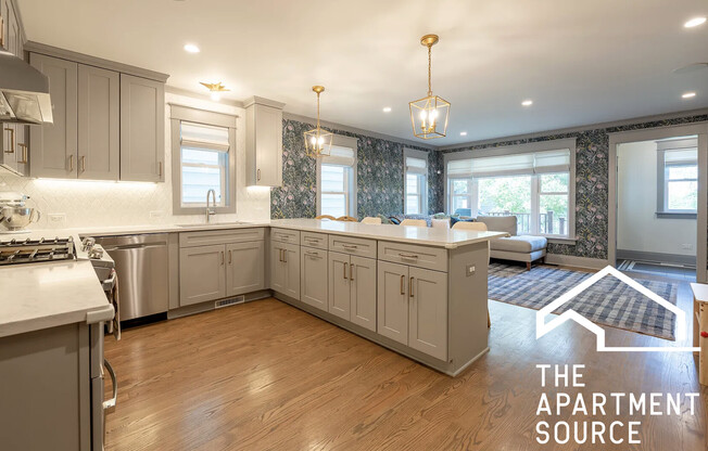 2156 W CUYLER AVE