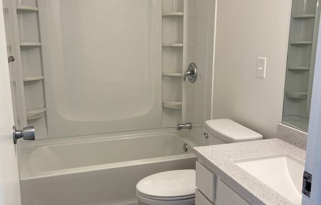 2 beds, 1 bath, 905 sqft, $1,400, Unit 5474-E