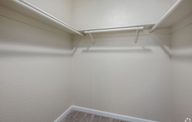 2 beds, 1 bath, 861 sqft, $1,725, Unit 32