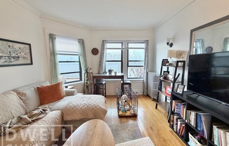 1909 W Larchmont Ave