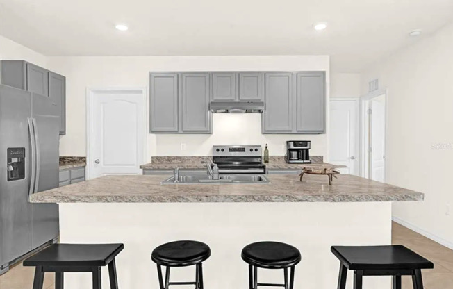 5 beds, 3 baths, $2,800