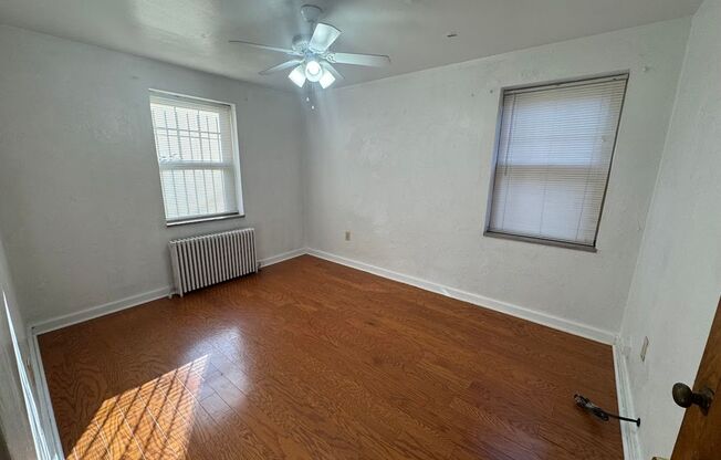 3 beds, 1 bath, $2,010, Unit 116B