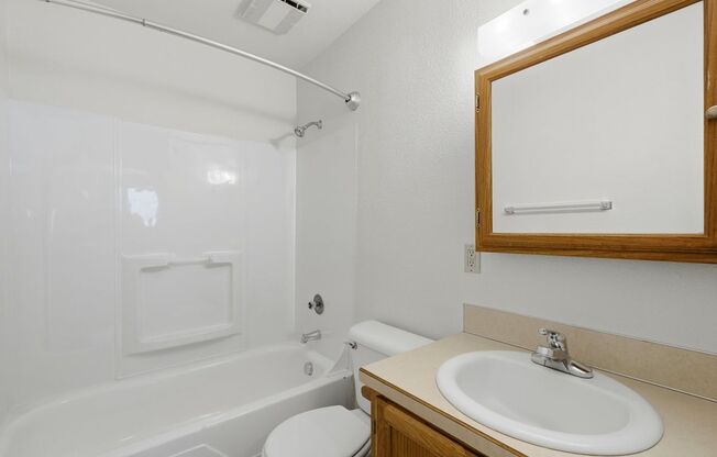 3 beds, 1 bath, 886 sqft, $1,575, Unit 16