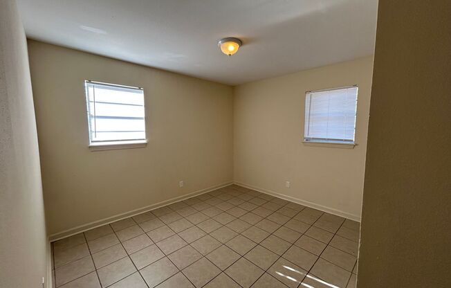 3 beds, 1 bath, $1,000