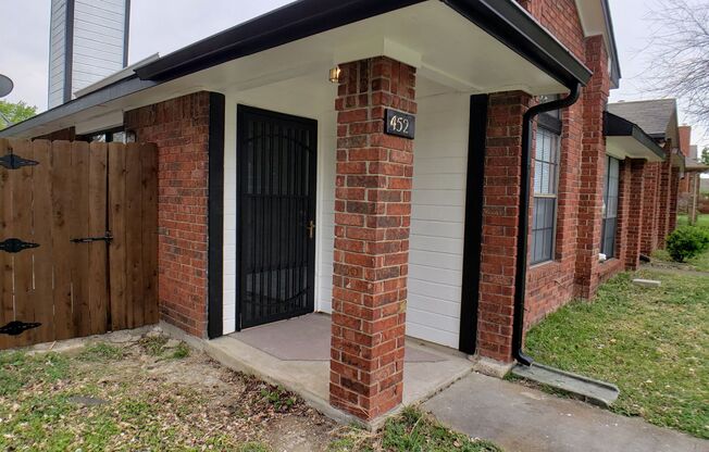 Now Leasing! Charming 3BD/2BA Duplex in Desoto, TX
