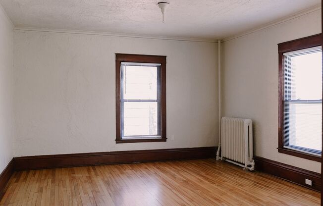 3 beds, 1 bath, 1,086 sqft, $1,595, Unit 307-35