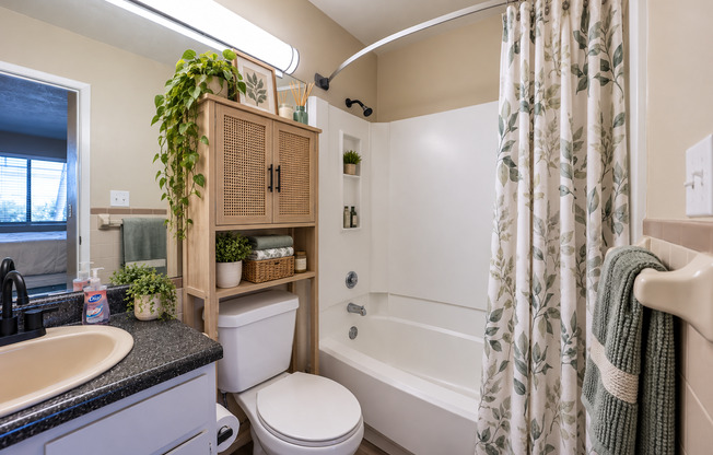 Studio, 1 bath, 250 sqft, $1,030, Unit 162