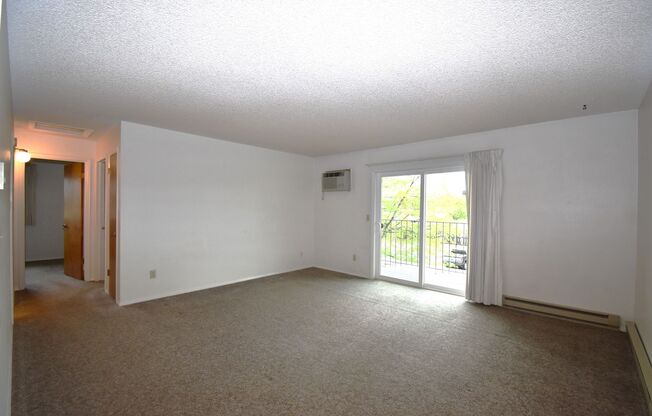 Spacious top floor! Close to downtown!