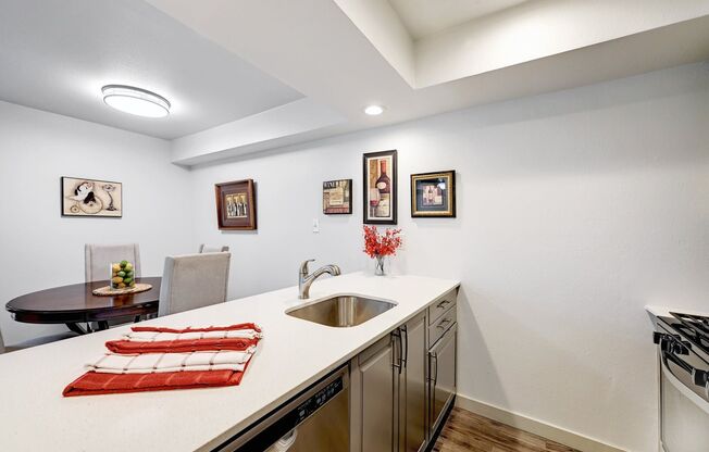 2 beds, 1 bath, 860 sqft, $1,749, Unit 105
