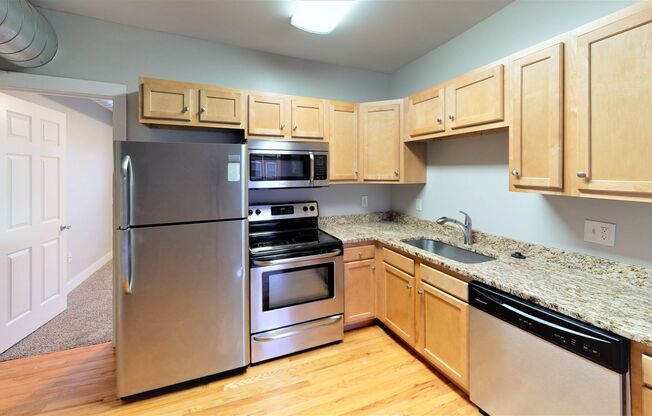 3 beds, 1 bath, $1,995, Unit 1651