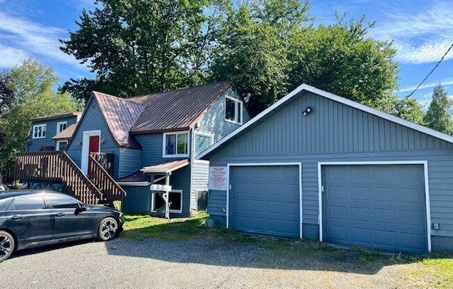 Midtown 3 Bed Apt. w/ 2 Car Garage