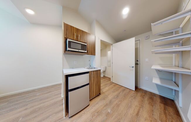 Studio, 1 bath, 175 sqft, $1,350, Unit 523