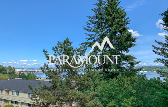Top-Floor Corner Condo Near PSNS with Pool & Amenities