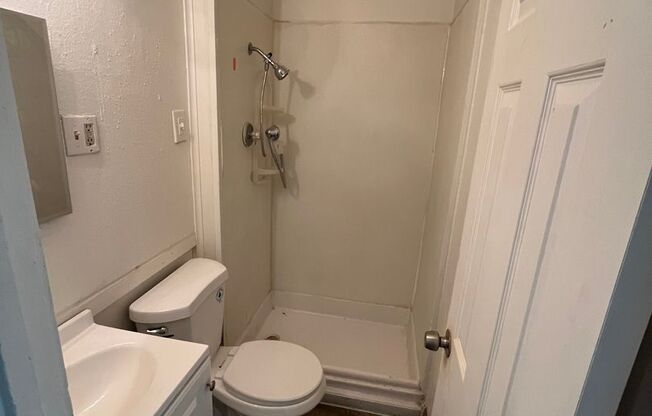 2 beds, 1 bath, $1,250, Unit 12