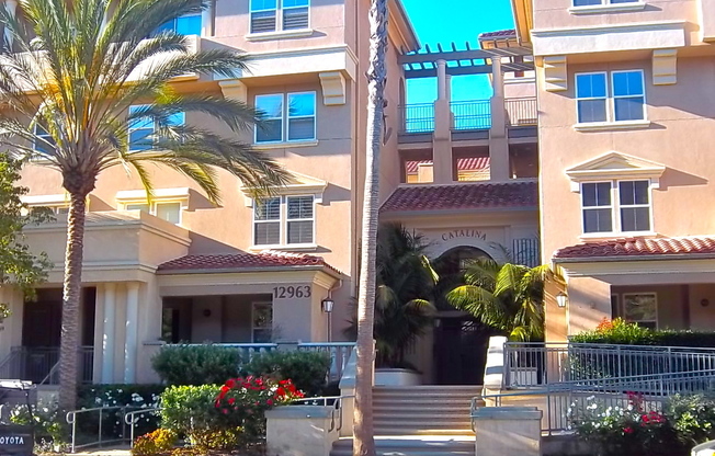 GORGEOUS TOP FLR CONDO BY CENTRAL PARK w/LAUNDRY+PATIO+2 CAR Parking