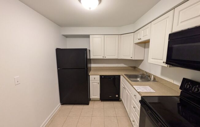 1 bed, 1 bath, 900 sqft, $1,650, Unit B04