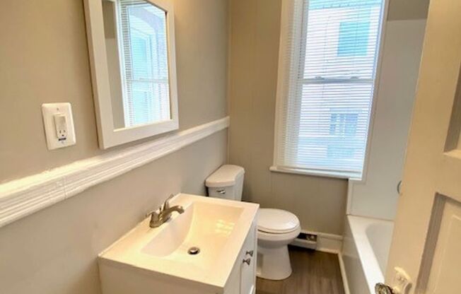 1 bed, 1 bath, $895, Unit 427 W. Franklin Street #2