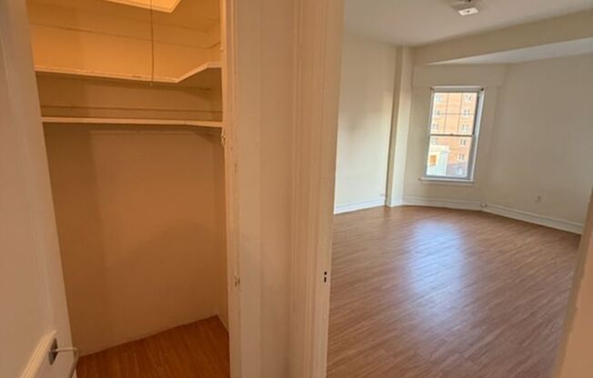 Studio, 1 bath, 295 sqft, $1,275, Unit Old King Edward 571