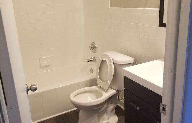 2 beds, 1 bath, 850 sqft, $1,750, Unit 946-210
