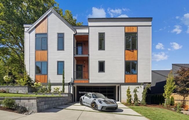 Skyview Townhome: Luxury Living in Lake Oswego's Premier First Addition Neighborhood