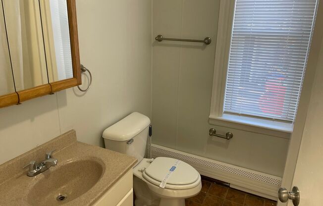 1 bed, 1 bath, $1,100, Unit Unit 1R