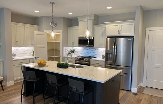 LIKE NEW End Unit Prairie Commons Luxury Townhome for Lease - 10801 NE 119th Pl