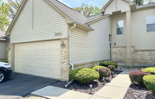 Beautifully Updated 2-Bedroom Townhouse w/ Finished Basement - Close to Royal Oak, Ferndale, Pleasant Ridge!