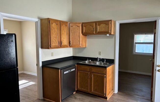 3 beds, 1 bath, $895