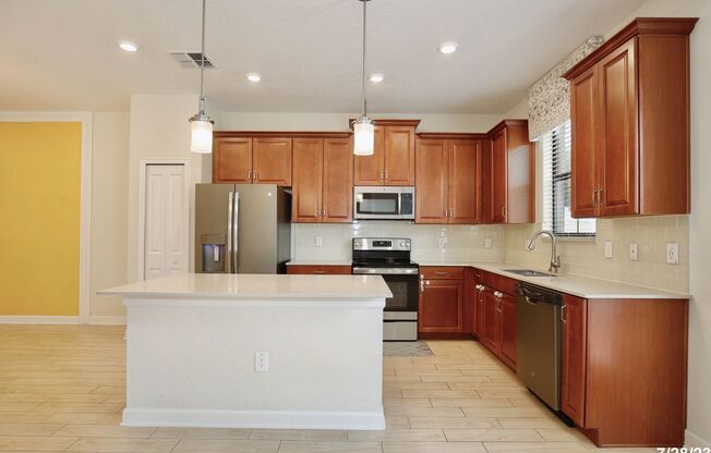 Modern 3/2.5 Spacious Townhome with a 2 Car Garage in the Desirable Trails at Moss Park - Orlando!