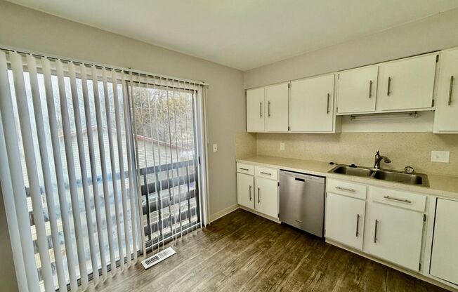 2081-2083 Shangrai La Dr SE