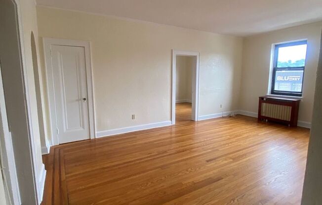 2 beds, 1 bath, $2,300, Unit B42