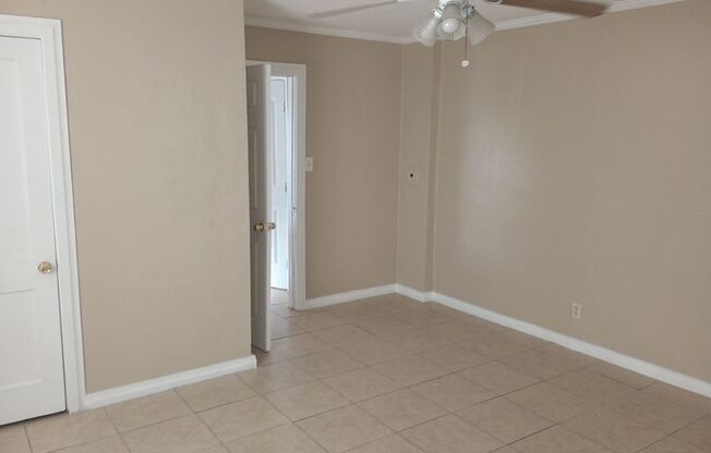 2 beds, 1 bath, $1,100, Unit #3