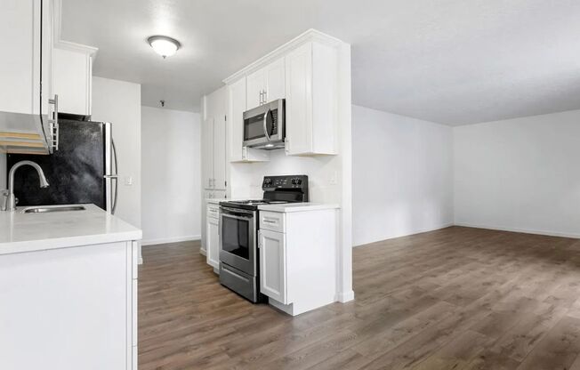 Sheri Hill Apartments - Raleigh Hills with Portland Conveniences