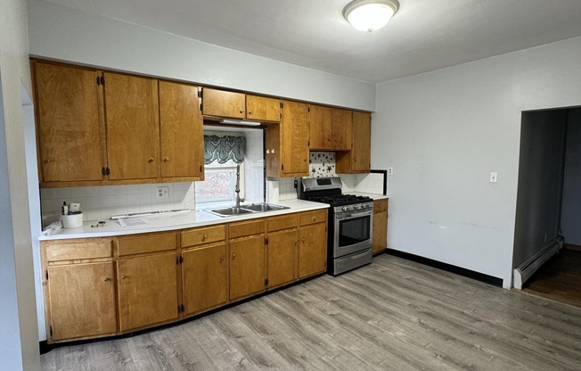 3 beds, 1 bath, $1,500, Unit 3