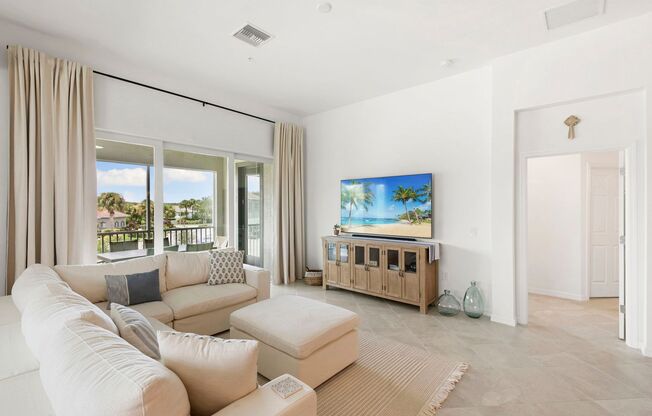 3 beds, 2 baths, $2,950, Unit #201