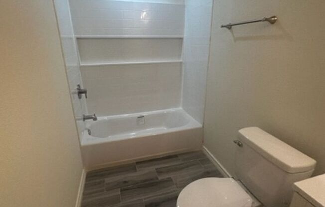 3 beds, 2 baths, 1,300 sqft, $1,425, Unit Unit 122