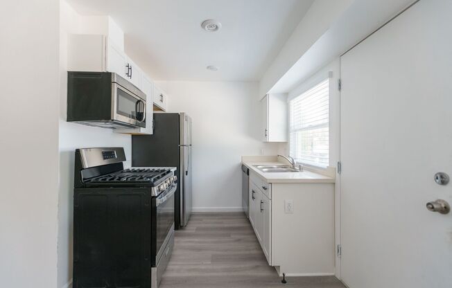 Studio, 1 bath, 499 sqft, $1,948, Unit 20