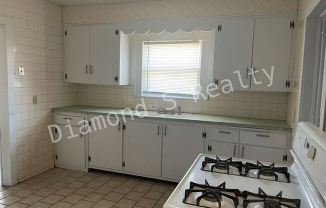 2 beds, 1 bath, $899