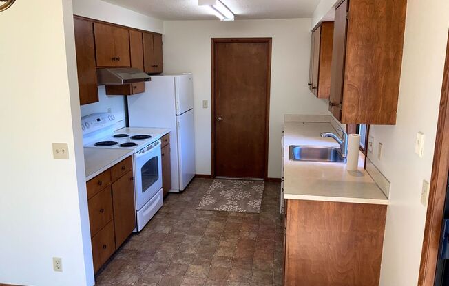 3 beds, 2 baths, $1,795, Unit 2302 Ironwood St