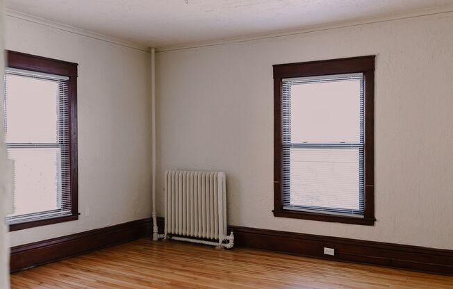 3 beds, 1 bath, 1,086 sqft, $1,595, Unit 307-35