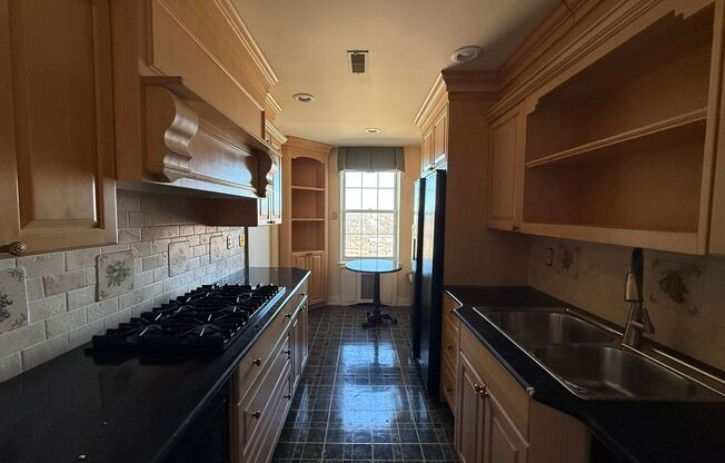 3 beds, 2 baths, 1,952 sqft, $3,200, Unit Royal York 916