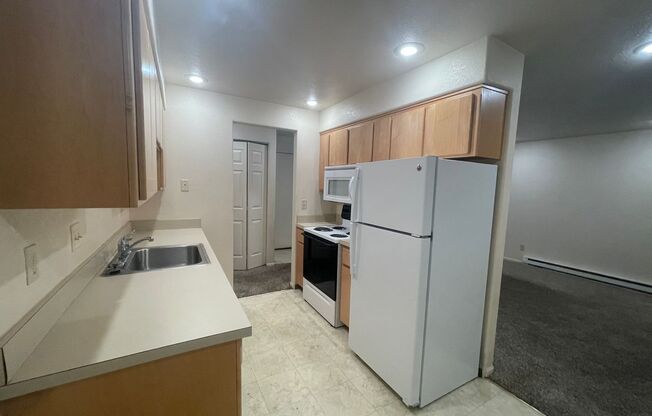 2 beds, 1 bath, $1,050, Unit #9