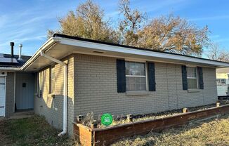 Move -in Special: Adorable 3-Bedroom, 1.5-Bath Home in the Heart of Moore!