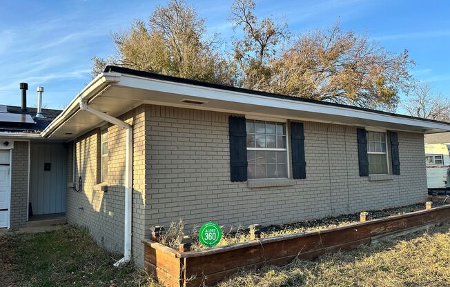 Move -in Special: Adorable 3-Bedroom, 1.5-Bath Home in the Heart of Moore!